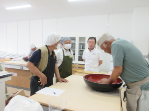 解説を聞きながら手本を見せていただいている受講生の皆さん