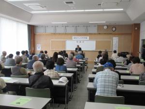 開講式にて館長の挨拶に耳を傾けるかしの木学園生の様子