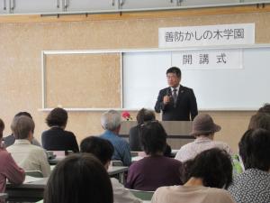 教育長からお話をいただいている様子