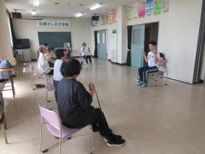 ゴムチューブを握って腕を動かしている様子