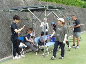 水分補給をしながら休憩する参加者