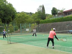 さすが経験者と思えるフォームで打ち返す男性
