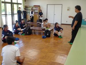 開始前に入念な打ち合わせを行うスタッフ
