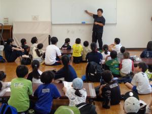 具材の切り方を教わる子供たち