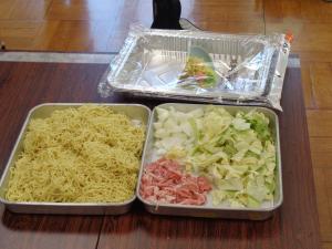 パッドに入れた、刻んだ具材とほぐした麺、あとは焼くだけです。