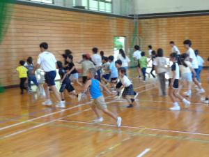 大学生スタッフの合図で、答えに向け駆け回る子供たち