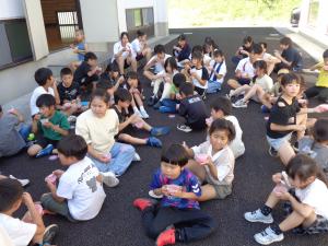 みんなで集まり、かき氷を食べている様子。