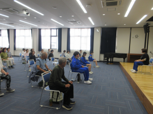 最前列に座り講座に参加する中学生と受講生のみなさん