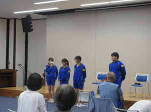 感想とお礼の言葉を述べる中学生たち