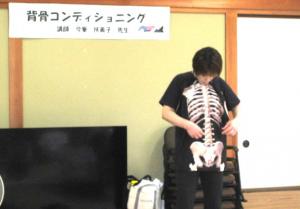 骨格Tシャツを使って説明している講師