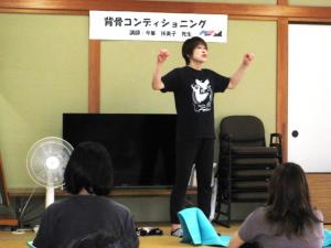 講座の概要を説明する講師