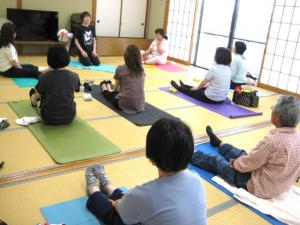 タオルを使った体操を説明する講師