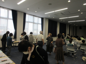 受付を済ませ講義前に歓談されている学園生の皆さん
