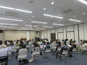 資料に目を通しながら講義を聞く受講生の皆さん