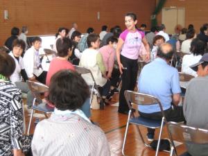 舞台からおりて、受講生に指導する講師の様子