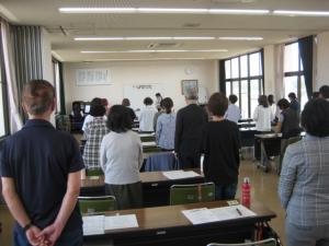 立ち上がって、発声練習をしている受講生