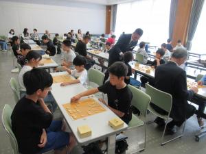 受講者の対局を講師が見て回っている様子