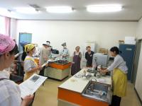 講師の説明を聞く受講生の様子