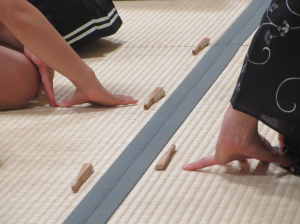 扇子の置き方、座った時の膝の位置を学んでいる子ども達