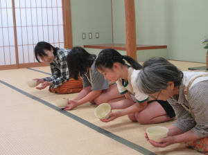お茶を頂いた後の所作を教わる子ども達