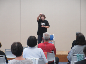 舞台に立ち明るく元気に指導されている講師先生
