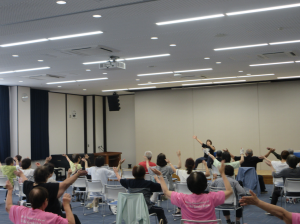 講座の最後は音楽に合わせ大きく体を動かす受講生の皆さん