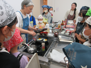 目玉焼きを見た目上手に焼く方法を教えてもらう子ども達