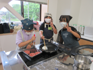 班で協力してハンバーグを焼いている子ども達