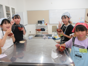 笑顔で試食する子ども達の写真