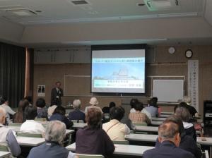 講師の話を興味深く聞いている講座生のみなさんと会場の様子