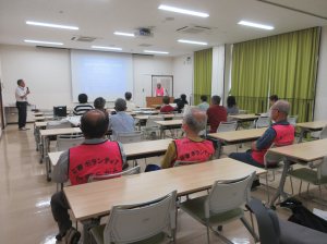 講座開設の経緯並びに講師紹介をする館長