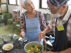 講師から料理のポイントを聞きながら調理を進める様子