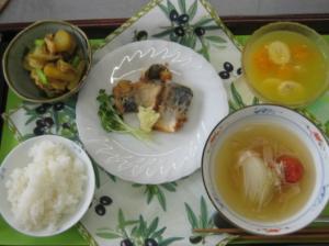 第一回目の料理、塩さばのからあげ、じゃがいものカレー味煮、玉ねぎのスープ、フルーツゼリーの出来上がり写真