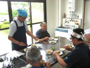 完成した料理を楽しく試食する受講生
