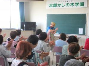 インドヨガを教わる受講生の様子