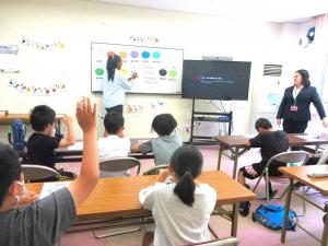 好きな物を答えている子供の様子