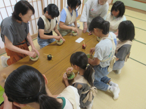 抹茶を上手に立てている子ども達