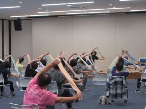 曲に合わせて今日の運動の振り返りをする受講生の皆さん