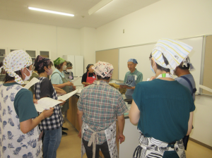 受講生を講師用調理台前に集め、大福餅づくりの説明をする講師先生