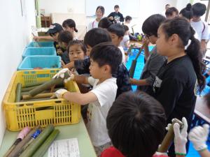 竹筒を選ぶこどもたち