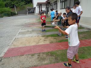 試し打ちを行う男の子
