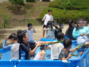 水鉄砲で遊ぶ子供たちの様子