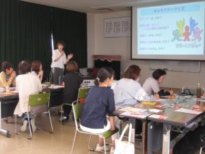 キャラクターと色の関係について説明する講師の写真