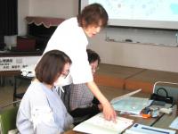 受講生の診断をおこなう講師の写真