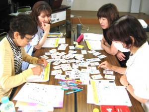 自分の選んだカードについて話す受講者の写真