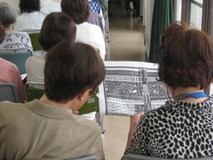回覧された相撲の番付表を見ている受講生の様子