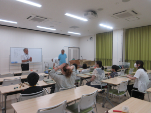 講師紹介をする館長