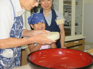 捏ねあがったそば球を手にとる子ども