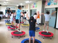 ジャンプをする楽しそうな子どもの様子