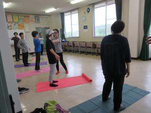 講師と腕の動きを確認しながらストレッチしている様子